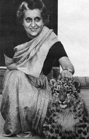 Indira Gandhi med en tigerunge